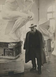 Auguste Rodin studiossaan.