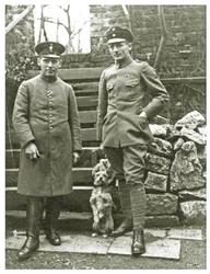 Itävaltalaiset tai italialaiset sotilaat koiran kanssa, helmikuu 1918 (kuva)