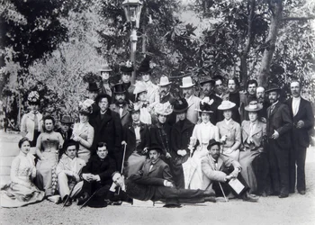 Kirjailija Maxim Gorky ja Anton Chekhov Moskovan taideteatterin näyttelijöiden välillä, 1900