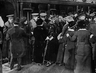 Takaisin juoksuhaudoihin Victorian asemalta Lontoosta, 1915.