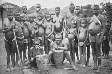 Bambuten pygmyryhmä, jossa on kaksi walesilaista naista, 1902