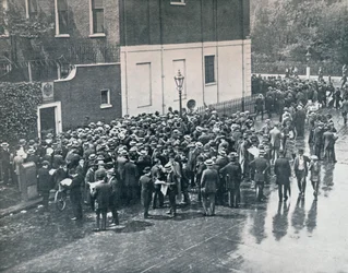 Ennen kuin Englanti julisti sodan: Saksan reserviläiset odottivat Saksan konsulaatin ulkopuolella Lontoossa, 1914