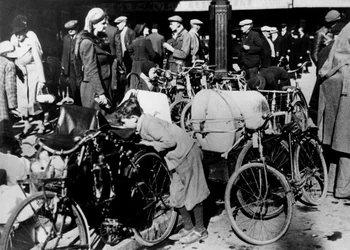 Belgialaiset pakolaiset polkupyörineen ja omaisuutensa Gare du Nordin ulkopuolella, Pariisi, heinäkuu 1940