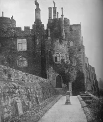 Berkeley Castle, Rt.:n kotipaikka. Hon. Lordi Fitzhardinge, 1913