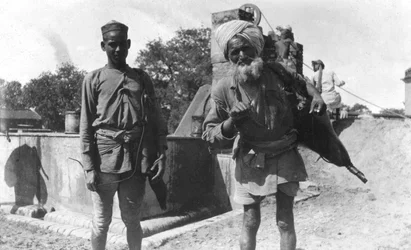 Bhistis tai veden kantajat, Agra, Intia, 1916-1917