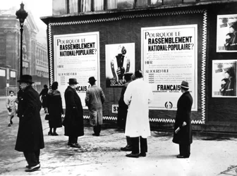 Mainostaulut näyttävät Rassemblement Nationale Populaire -julisteita, Saksan miehittämä Pariisi, helmikuu 1941