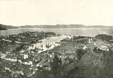 Lintuperspektiivinäkymä satamaan, Bergen, Norja, 1895.