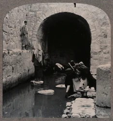 Sokeat miehet pesevät silmiä Siloamin altaassa, 1900