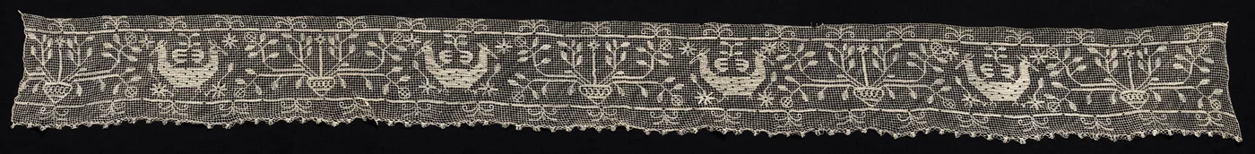 Reunassa kaksipäisiä lintuja ja maljakoita, joissa on viiniköynnöksiä ja kukkia, 1800-luku.