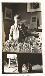Poika leikkii lelusotilaiden kanssa, n 1912