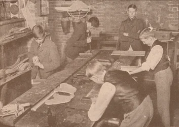 Harrow Schoolin pojat valmistavat lastoja, kainalosauvoja ja muita tarvikkeita haavoittuneille, c1916 1928