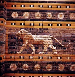 Tiilireliefi leijona Ishtarin portille johtavan pyhän tien seinillä, Babylon, n. 580 eaa.