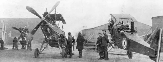 British Royal Flying Corpsin lentokone korjauksessa, c1916
