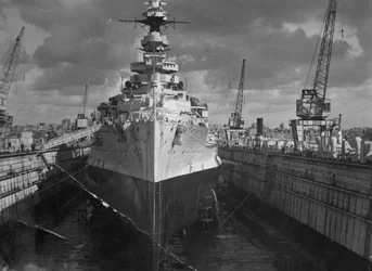 Brittiläinen taistelulaiva HMS Malaya kelluvalla telakalla, Malta, vuodelta 1937
