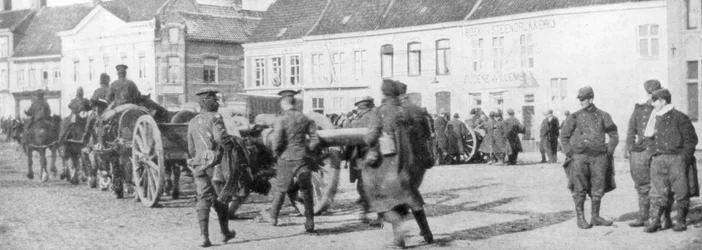 Brittiläinen hevostykistö belgialaisessa kylässä elokuussa 1914