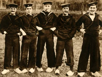 Brittiläiset merenkulkijat pukeutuivat hollantilaisiin puukengät, ensimmäinen maailmansota, 1914-1918, 1933.