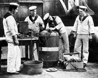 Brittiläiset merimiehet asentamassa miinaa, ensimmäinen maailmansota, 1914