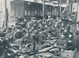 Brittijoukot syömässä ranskalaisella rautatieasemalla, vuodelta 1914