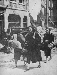 Brittijoukot seisovat Louvainissa pakolaisten lähteessä kaupungista, 1940, 1940