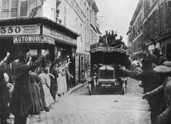 Brittijoukot toivotetaan tervetulleiksi saapuessaan pakettiautolla ranskalaiseen kaupunkiin vuonna 1915