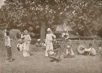 Burmalaiset muusikot ja pwe-tanssijat, 1900.