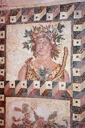Kevään rintakuva - Yksityiskohta neljän vuodenajan paneelista - Pafoksen mosaiikit, Dionysoksen talo - 2. vuosisadan loppu jKr - Kypros - Personification du Printemps - Yksityiskohta neljän vuodenajan mosaiikki - Pafoksen mosaiikit, Dionysoksen talo - End 