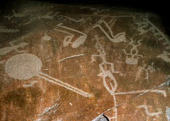 Veistetty Petroglyfi Ihmisiä, peuroja, hirviä, lintuja, saappaita ja ympyröitä, 4.-3. vuosituhat eKr.