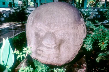 Kaiverrettu monoliittinen pää Monte Altosta, Guatemalasta, esikolumbialaisesta, esiklassisesta kaudesta, 1500-100 eaa.