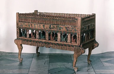 Case, uhraukset, egyptiläinen