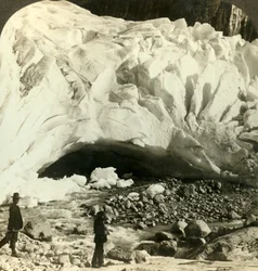 Valtavan Briksdal-jäätikön luolamainen suu, jossa sulava jää muodostaa vuoristovirtoja, Norja, 1905.