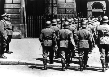 Vartijan vaihto Saksan päämajassa miehitetyssä Pariisissa, kesäkuussa 1940