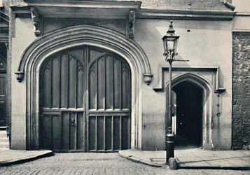 Charterhouse. Sisääntuloportin ulkopuoli, 1925