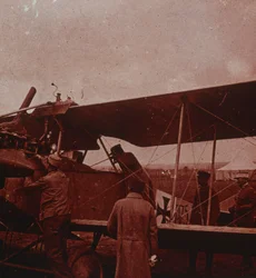 Lentokoneen tarkastus lentäjän kanssa, 1916
