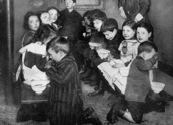 Lapset yhteiskeittiössä, Lontoo, 1917 1936