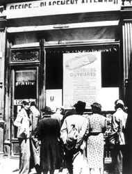 Pariisin kansalaisia saksalaisen työnvälitystoimiston ulkopuolella, 1940-1944