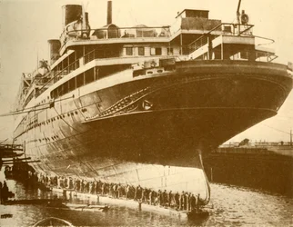 Majesticin rungon puhdistus Dry Dockissa, vuodelta 1930.