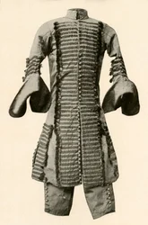 Takki ja ratsastushousut silkkiä, koristeltu hienolla punoksella, c1680, 1937.