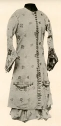 Takki ja kokoiset ratsastushousut kiiltävästä brokadista kukilla ja lehdillä, c1670, 1937.