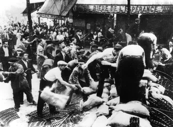 Barrikadin rakentaminen, Pariisi, 1944
