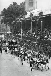 Yrjö V:n ja kuningatar Maryn kruunajaiskulkue lähellä Westminster Abbeyta, 22. kesäkuuta 1911, 1937