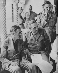 Sotaneuvosto Algerissa: herra Churchill kapteenien kanssa, 1943