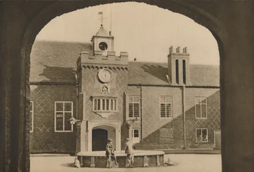Piha ja pääsisäänkäynti Lontoon piispan palatsiin Fulhamissa, vuonna 1935.