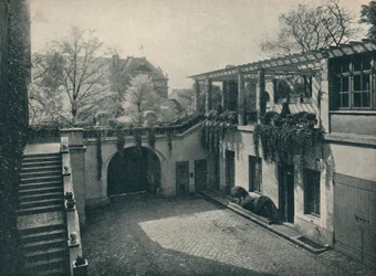 Yksityistalon piha, 13 Boulevard Des Invalides, Pariisi. Muutokset Paul Huillard, c1927