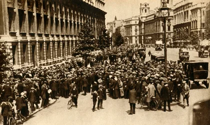 Väkijoukot odottavat Lontoon Downing Streetin ulkopuolella uutisia sodasta, heinäkuu 1914, 1933.