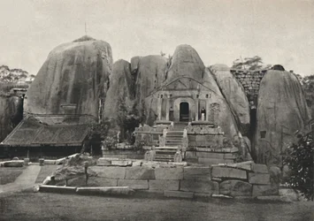 Kuningas Devanampiya Tissan 3. vuosisadalla eKr. rakentama Isurumuniya - Rock - Vihara, 1926