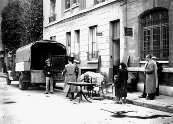 Juutalaisilta takavarikoitujen huonekalujen toimitus RAF-pommi-iskun uhreille, Pariisi, huhtikuu 1942