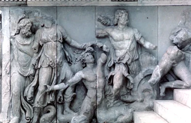 Yksityiskohta Pergamon-alttarin suuresta friisistä, 180-159 eaa