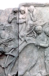 Yksityiskohta Pergamon-alttarin suuresta friisistä, 180-159 eKr