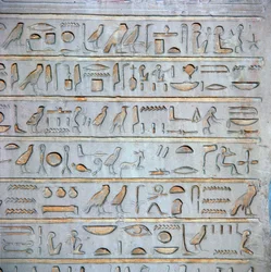 Yksityiskohta egyptiläisistä hieroglyfeistä haudan stelalta