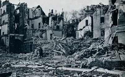 Tuhoutuneita rakennuksia temppelin sisäpuutarhasta, 1941